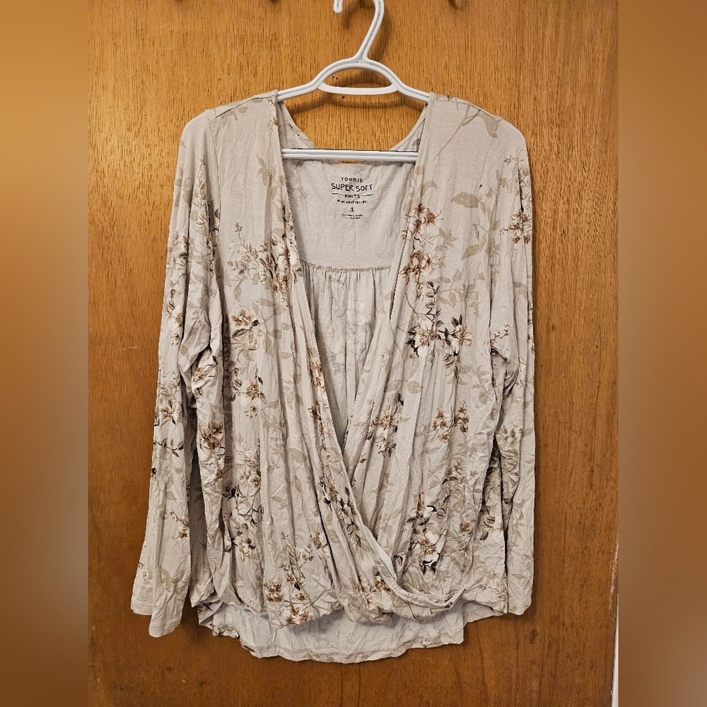 Torrid Sz 1 Criss Cross Front Blouse
